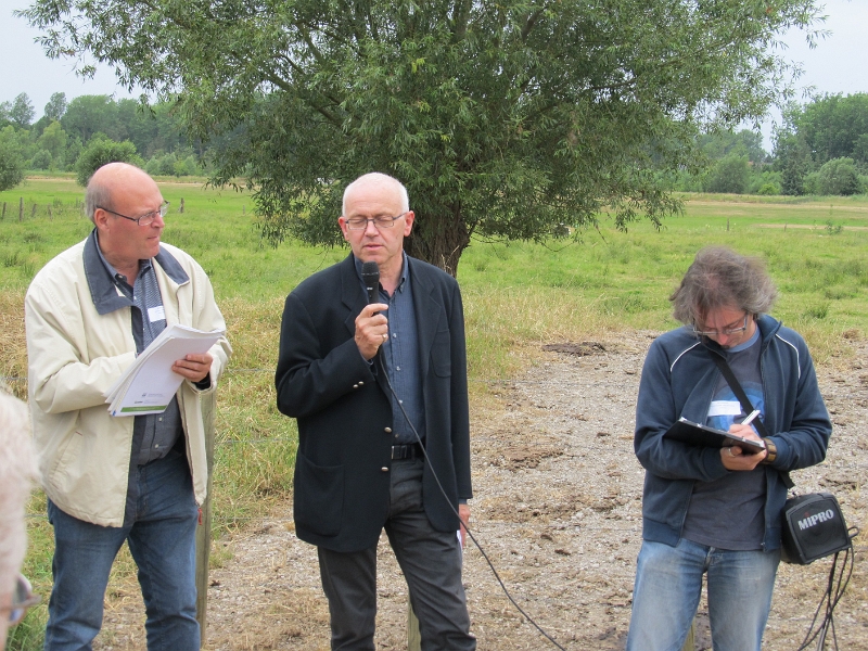 38_Willy Callebaut - chef du district Dendre - WenZ - donne des explications sur les travaux prevus a Overboelare.JPG